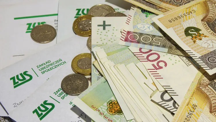 Tyle trzeba zarabiać w wieku 40 lat, by ZUS wypłacał 8 tys. zł emerytury. Padły konkretne kwoty