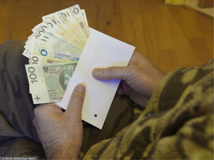 75-latek stracił ok. 350 tys. zł. Bezczelność oszustów nie znała granic