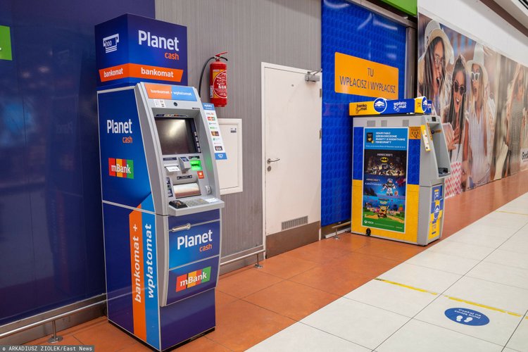 Wielu Polaków będzie miało problem z wypłaceniem pieniędzy. Z ulic znikają bankomaty