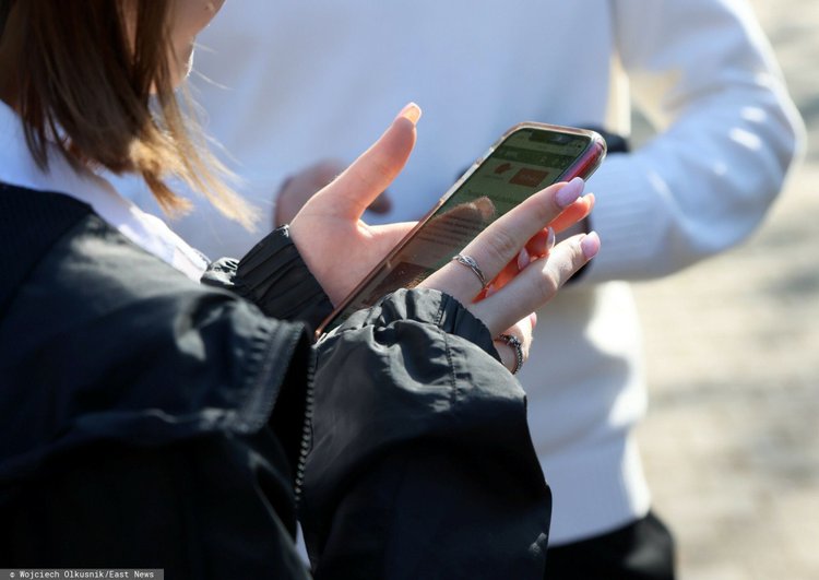 Zakaz używania telefonów komórkowych w szkołach? Apel do ministra edukacji