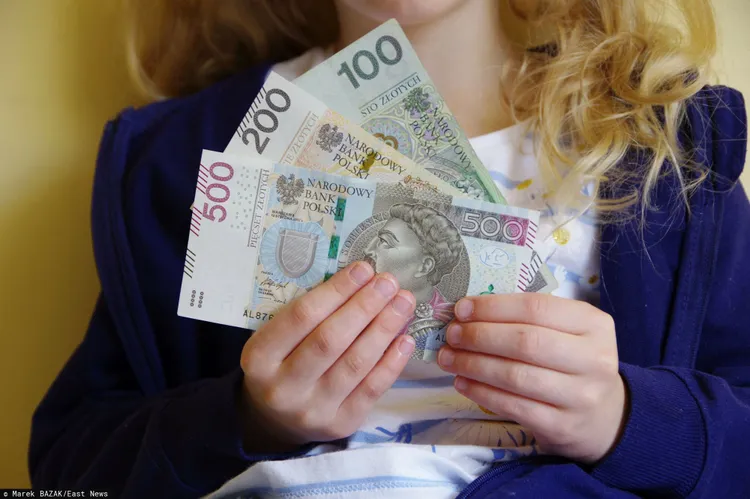 Zamiast 800 plus, dostają 1100 zł na dziecko. Kto w Polsce otrzymuje takie świadczenie?