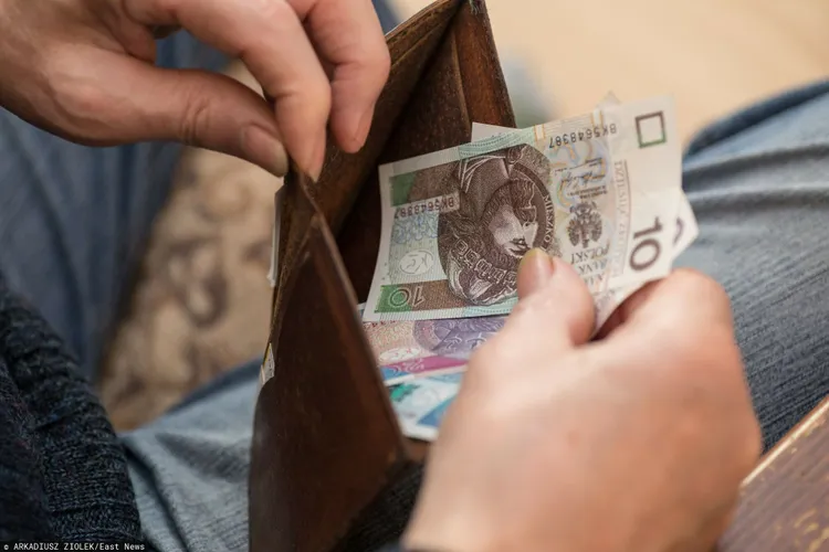 Polacy masowo składają wnioski. Ubiegają się o nowe świadczenie. Znamy szczegóły  wsparcia