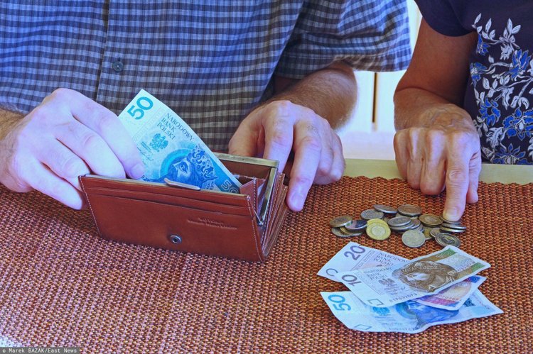 3600 zł więcej w portfelu, wcześniejsza emerytura i renta wdowia. Sprawdzamy, jak partie walczą o głosy seniorów