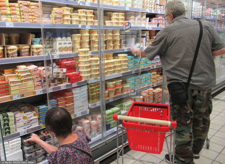Zniżka na zakupy dla seniorów, skorzystały już ponad 4 mln osób. Ten sklep warto odwiedzać we wtorki i czwartki
