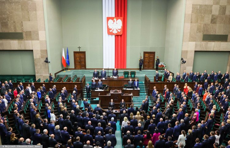 Którzy posłowie dorabiają do emerytury? Wiadomo, ile dostają na miesiąc