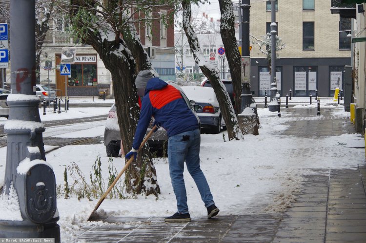 Odśnieżanie chodników i dachów. Ile kosztuje i czy za nieusunięcie śniegu grożą kary?