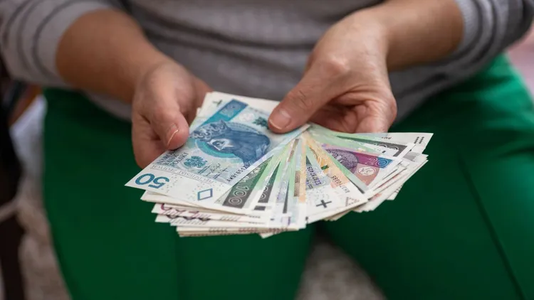 Tyle średnio wynosi renta wdowia. ZUS podzielił się danymi i wypłaca kolejną transzę