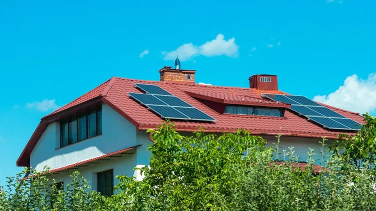 Zainstalował panele fotowoltaiczne. Teraz stanie przed sądem