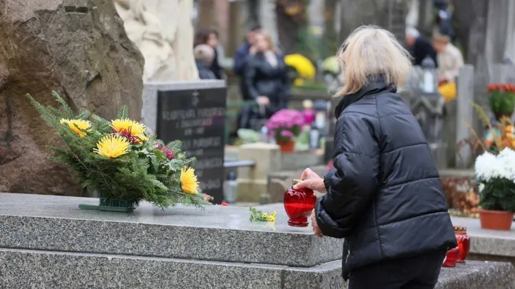 Ludzie zaciągają kredyty, żeby pochować bliskich. Rząd obiecuje zmiany