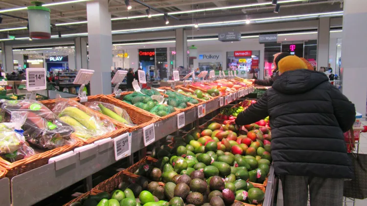 Coś niepokojącego dzieje się w supermarketach w Polsce. Wyprzedaże nie pomogły 
