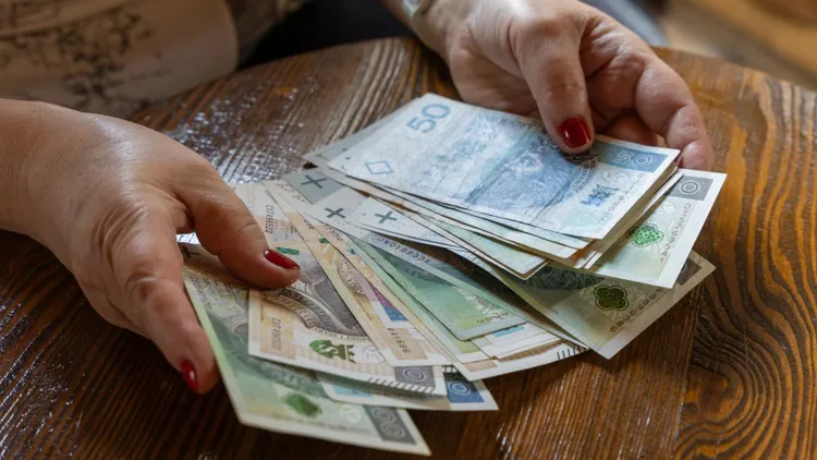 Zmiany w 13. i 14. emeryturze. Takiej kwoty "na rękę" mogą spodziewać się seniorzy w tym roku 