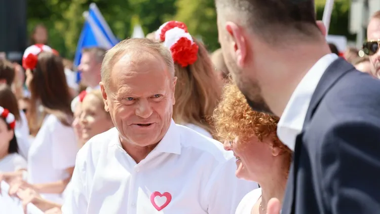Donald Tusk na marszu poparcia dla Trzaskowskiego. Padło słowo "przepraszam"