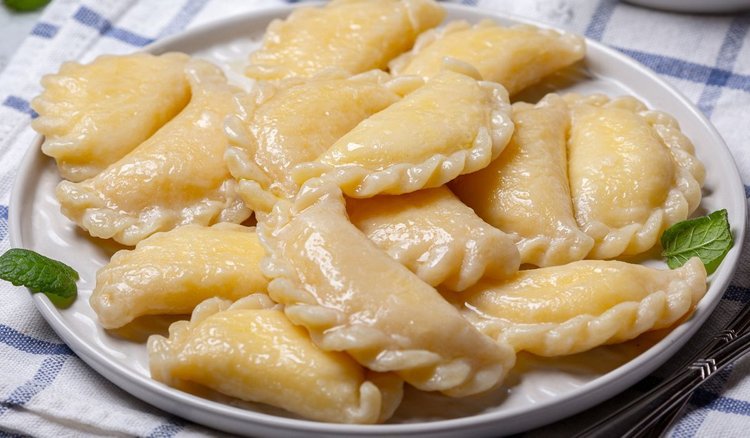 Przepis na pierogi z jabłkami i cynamonem. Przepyszny specjał w słodkiej odsłonie