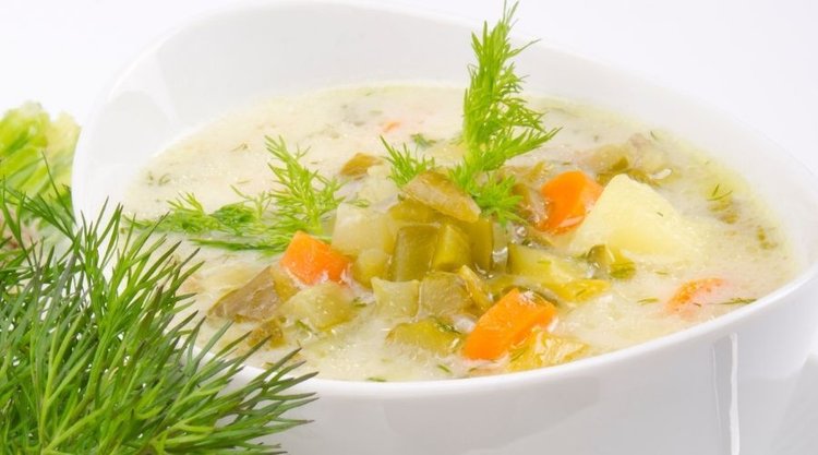 Wyborna ogórkowa z podsmażanymi na maśle ogórkami