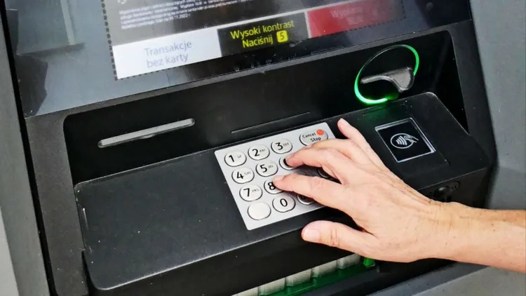 Więcej gotówki w bankomacie nie wypłacisz. Lepiej wiedzieć to wcześniej