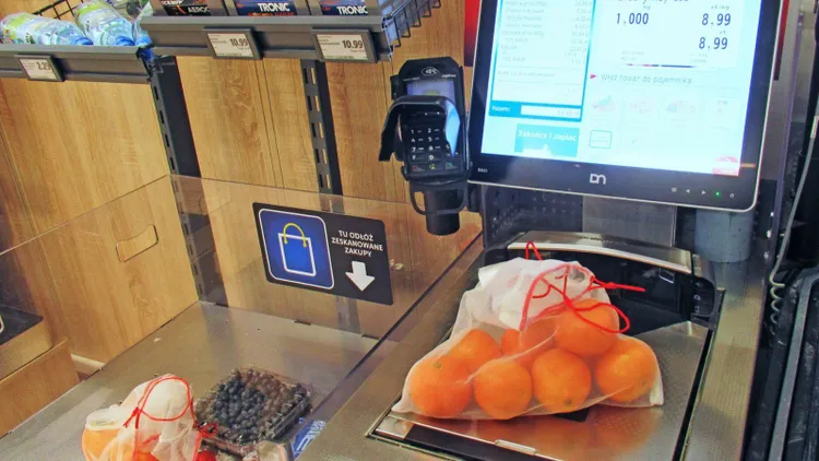 Kobieta oszukała system w markecie. Za zakupy płaciła grosze, teraz grozi jej 8 lat więzienia