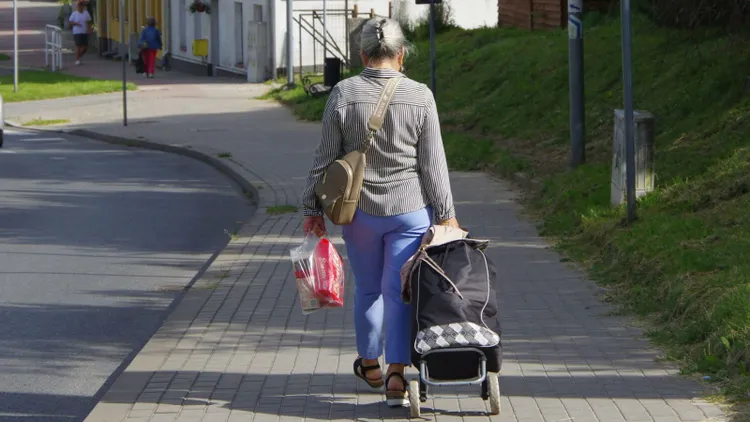 Świadczenie specjalne dla seniorek. Tym kobietom wypłacą nawet ponad 1027,38 zł