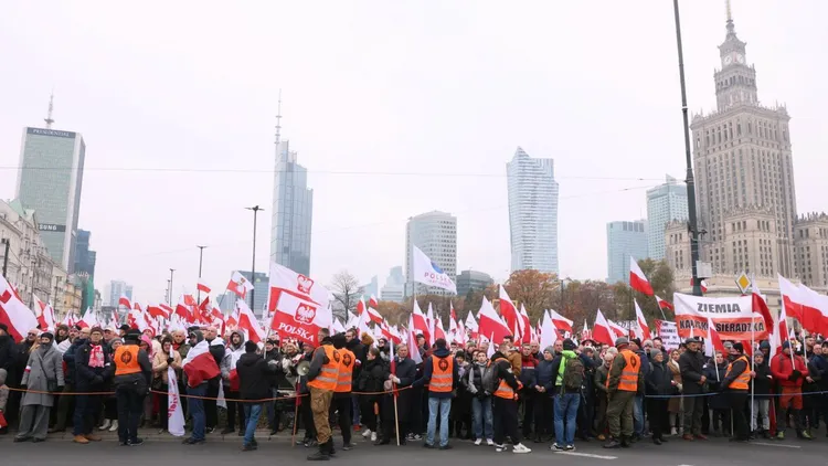Tego nie zabieraj ze sobą na marsz 11 listopada. Tysiące osób objętych zakazem, grożą surowe kary