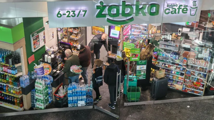 Czy Żabka jest otwarta w Wigilię? Lepiej sprawdź godziny, możesz zastać zamknięte drzwi