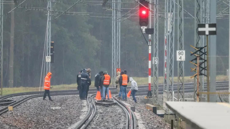 Dywersja na polskich torach, są nowe ustalenia. Wiadomo, na kogo kupiono karty SIM