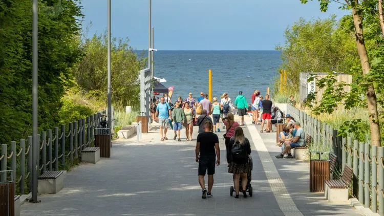 Ta nacja masowo stawia na polskie wybrzeże. Ich język słychać na każdym kroku