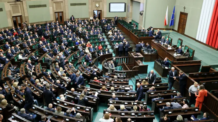 Takiego sondażu dawno nie widzieliśmy. Dwie partie pną się w górę, jedna spada na samo dno