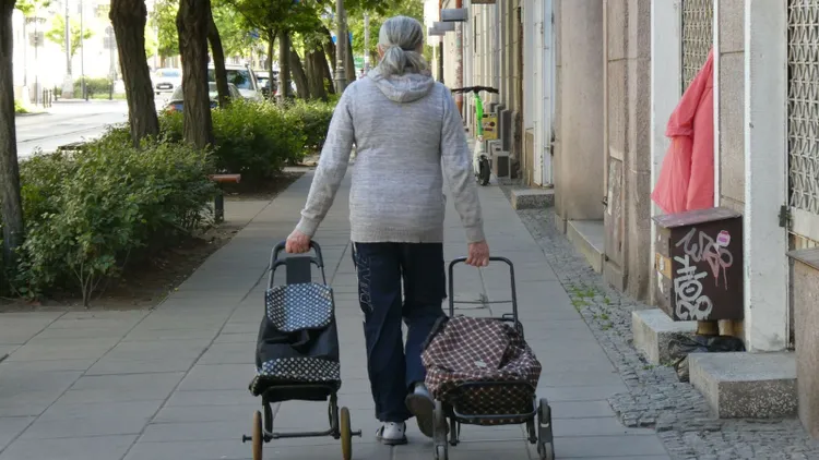 Polaków czeka praca aż do 68. roku życia? Eksperci mówią o niepokojącym trendzie