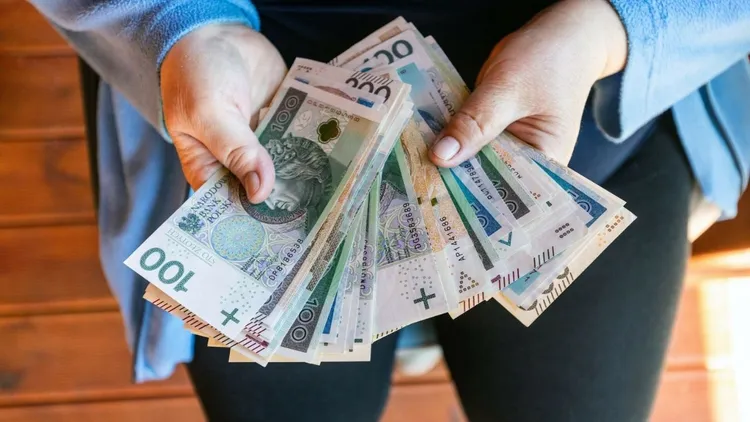 ZUS przelewa "trzynastki". Kiedy pieniądze trafią na konto? Terminów jest kilka