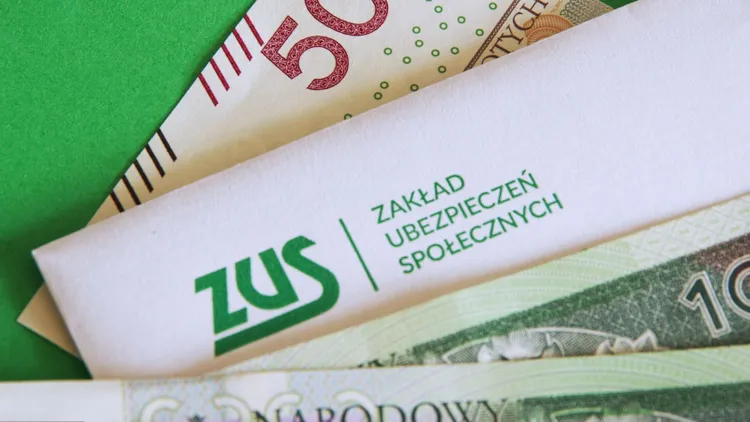 ZUS dopłaca 500 zł do emerytury, jeśli nie przekracza 2187,67 zł. Wniosek jeszcze można złożyć