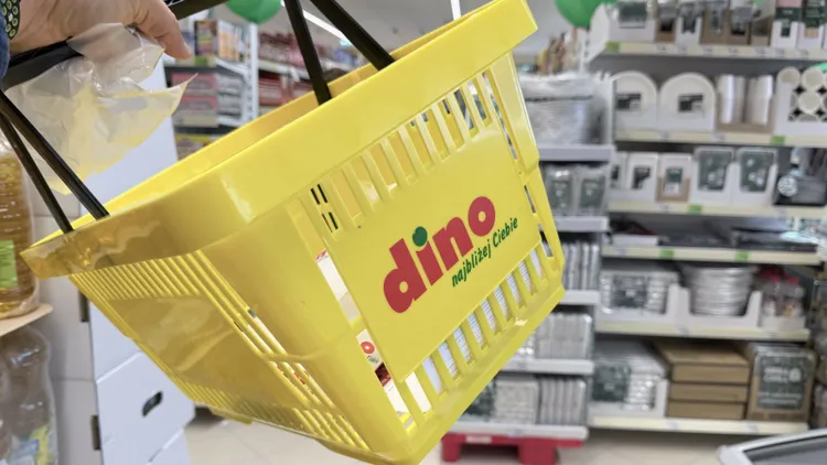Tyle zarabia się w Dino. Takie kwoty "na rękę” dla kasjera, a takie dla kierownika marketu