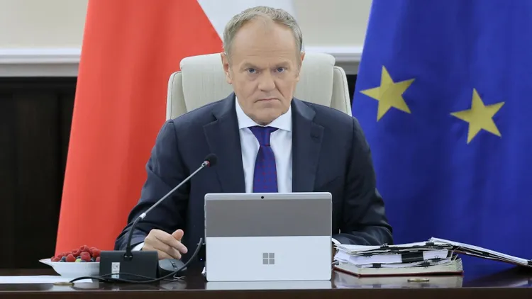 Tablet Donalda Tuska z widocznym logo. Eksperci policzyli wartość tej "reklamy”