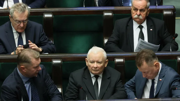 PiS reaguje na podpis Nawrockiego. W tle ustawa o podatku od nadzwyczajnych zysków firm paliwowych