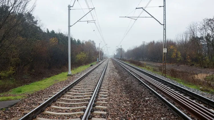 Znowu alarm na torach. Poważne utrudnienia, na miejscu pracują służby