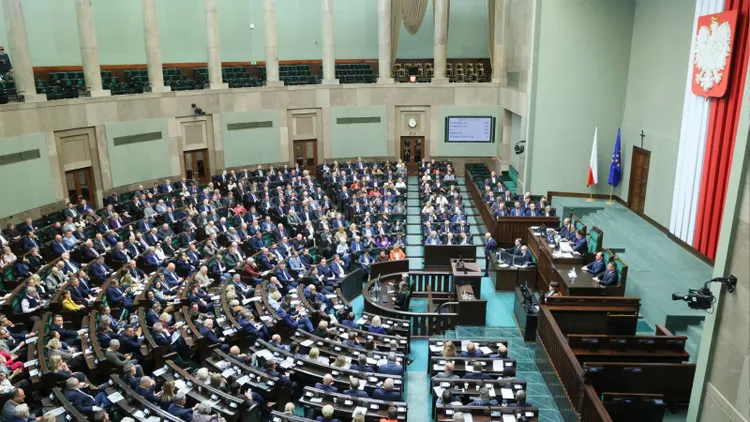 Rząd zajmuje się seniorami i wiekiem emerytalnym. Zakulisowe analizy w KPRM