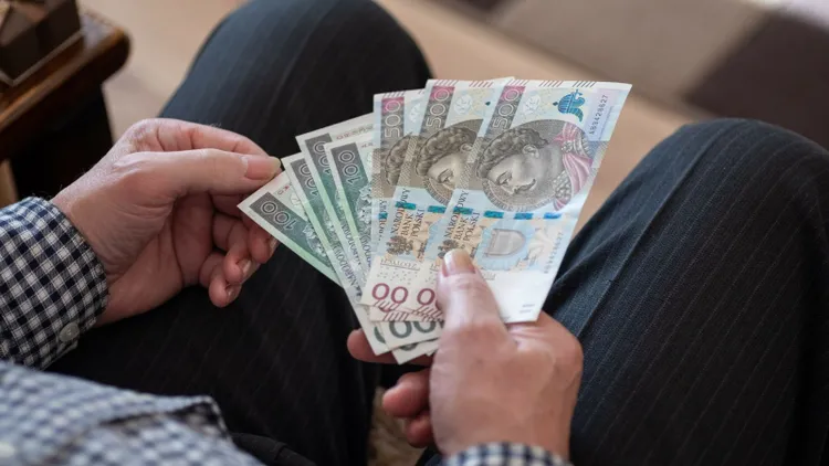 Zmiany w rencie wdowiej, ZUS wypłaci więcej pieniędzy. Jest konkretny termin 