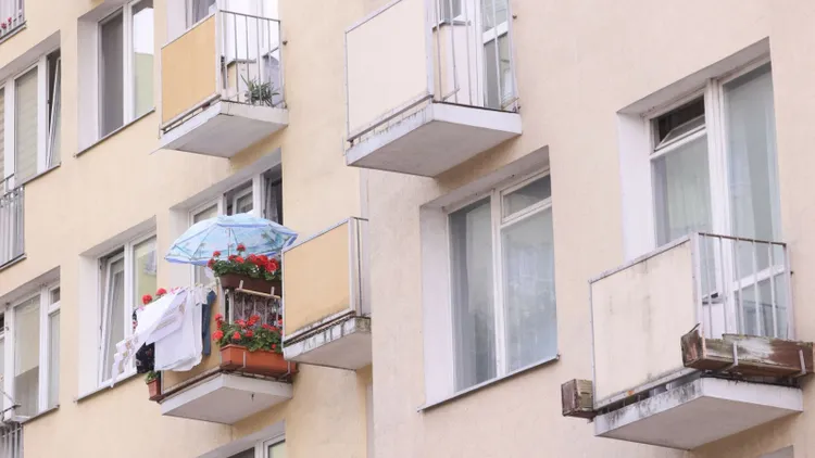Dodatkowe opłaty za balkony i schody? Resort doprecyzowuje przepisy