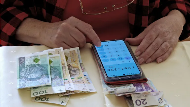 Pracujący emeryci płacą składkę, z której nie skorzystają. Resort pracy nie widzi problemu