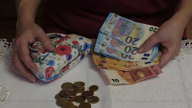 Przez 20 lat pracowała jako opiekunka w Niemczech. Tyle dostanie emerytury, kwota zdziwiła samą kobietę