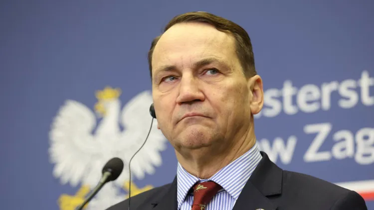 Weto Nawrockiego ws. SAFE. Sikorski ostro o decyzji prezydenta, na Kremlu już wiwatują