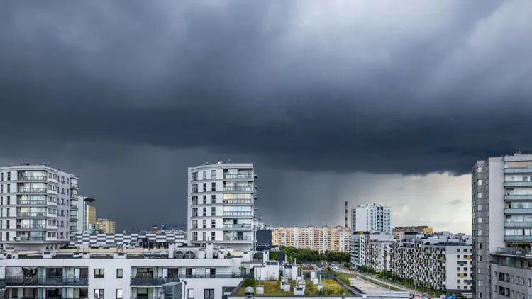 Silne burze i nawalne opady deszczu w Polsce. IMGW ostrzega, najbliższe godziny będą najtrudniejsze