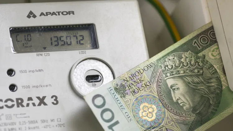 336,16 zł dopłaty do prądu od ZUS bez względu na dochód. Te osoby dostaną pieniądze