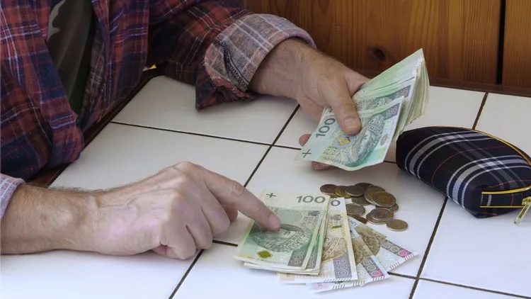Ważny dodatek do emerytury poszedł w górę. Seniorzy dostaną przelewy do 14 marca
