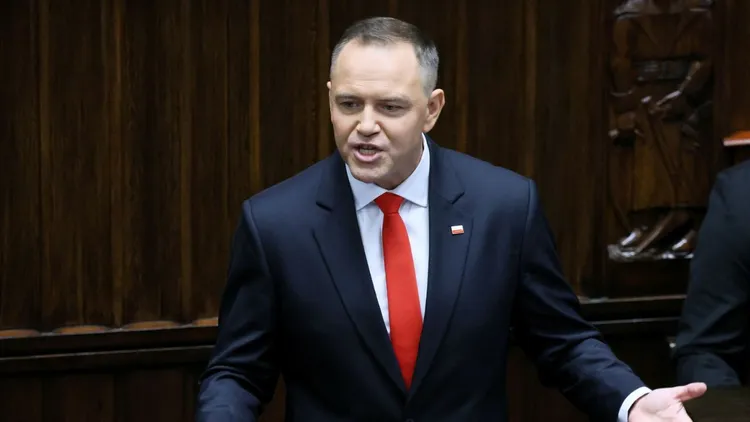 Nowe zasady naliczania stażu pracy. Nawrocki złożył podpis, nie obyło się bez weta