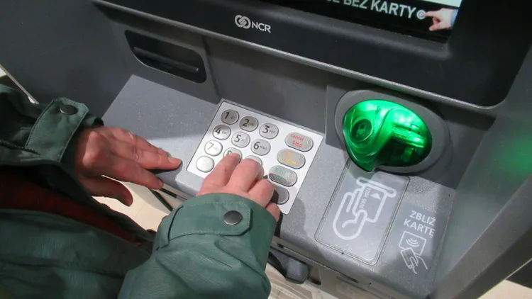 Typują ofiary pod bankomatami i kradną "na kolec". Polacy tracą dziesiątki tysięcy złotych