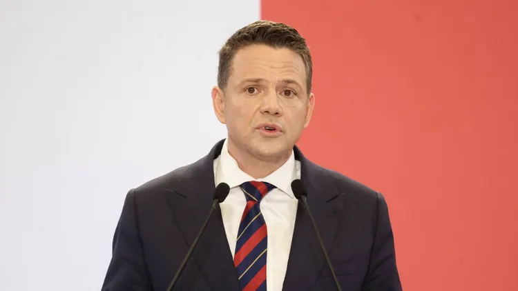 Rafał Trzaskowski ukończył szkolenie z wojskiem. Pokazał certyfikat