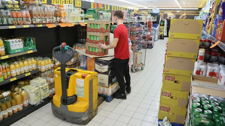 W Biedronce brakuje rąk do pracy, ponad 1900 wakatów przed świętami. Tyle płacą na start