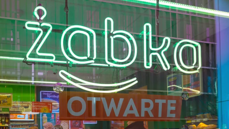 Żabka szykuje nowość, chodzi o płatność przy kasie. Już wzbudza w klientach mieszane uczucia
