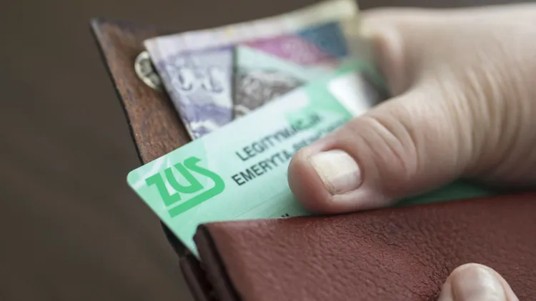 Przekroczysz limit i 989,41 zł zniknie z emerytury. ZUS ujawnił, komu wyciągnie z konta