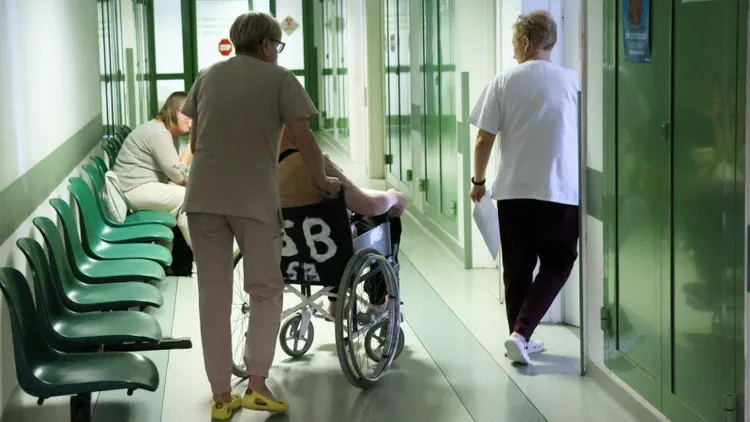 Tyle "na rękę" zarabia salowa w polskim szpitalu. Kwota zaskakuje, nie tego można się spodziewać
