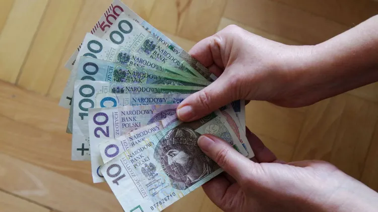 Tyle trzeba zarabiać, by dostać 7000 zł emerytury. Znamy wyliczenia, ta kwota to nie żart